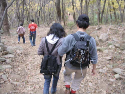 오마이뉴스 장아무개 시민기자(왼쪽)가 식장산에서 긴급 연행 되고 있다. 장기자가 연행된 까닭은 무엇일까? 